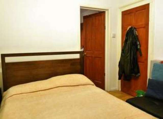  Image of 1 bedroom Flat to rent in High Street Hampton Wick Kingston upon Thames KT1 at High Street Hampton Wick, KT1 4DQ