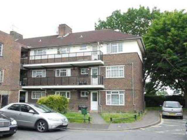  Image of 3 bedroom Flat to rent in The Poplars London N14 at The Poplars  Oakwood, N14 4HH