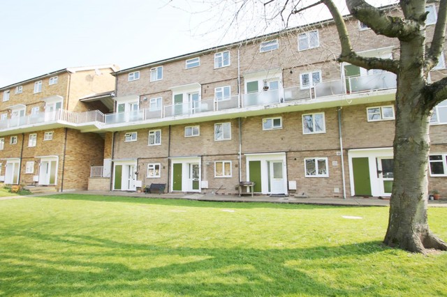  Image of 3 bedroom Maisonette to rent in The Ridgeway St. Albans AL4 at St Albans, AL4 9TZ