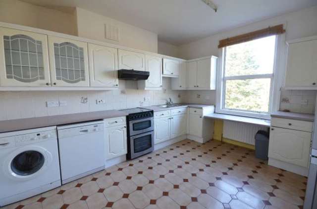  Image of 4 bedroom Flat to rent in Tyrwhitt Road London SE4 at Tyrwhitt Road  Brockley, SE4 1QG