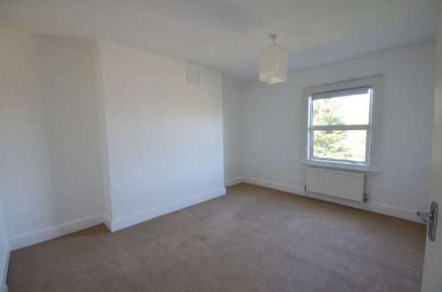  Image of 4 bedroom Flat to rent in Tyrwhitt Road London SE4 at Tyrwhitt Road  Brockley, SE4 1QG