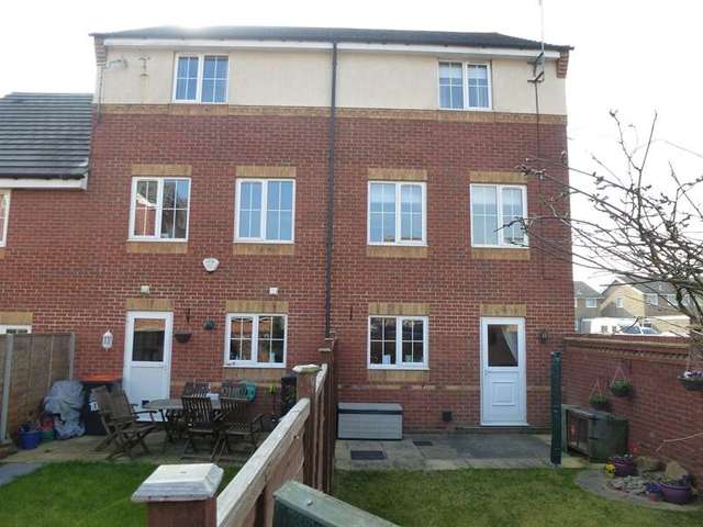  Image of 3 bedroom Town House for sale in Union Street Dunstable LU6 at Dunstable, LU6 1HB