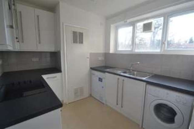  Image of 3 bedroom Apartment to rent in Urmston Drive London SW19 at Wimbledon Park, SW19 6SG