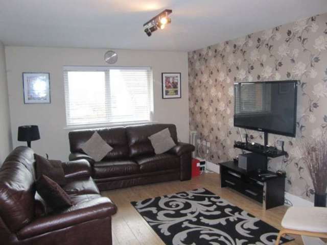  Image of 2 bedroom Flat to rent in Warwick Close Hornchurch RM11 at Warick Close  Hornchurch, RM11 3DQ