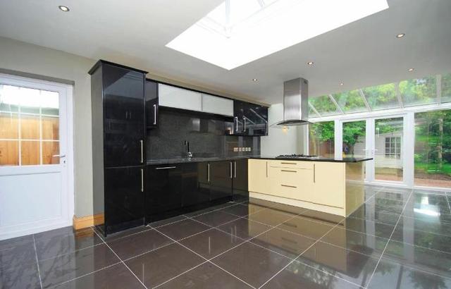  Image of 5 bedroom Detached house to rent in West Park London SE9 at London, SE9 4RH