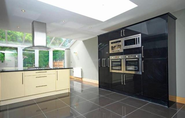  Image of 5 bedroom Detached house to rent in West Park London SE9 at London, SE9 4RH