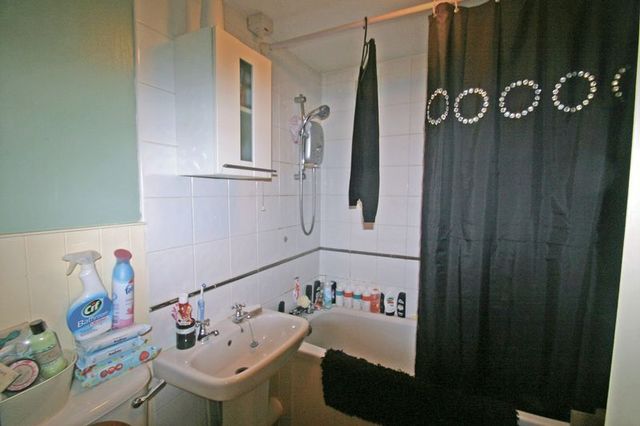  Image of 1 bedroom Houses for sale in Woodfield Close Enfield EN1 at Woodfield Close Array Enfield, EN1 2AZ