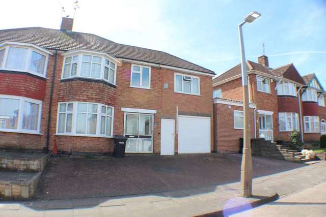  Image of 5 bedroom Detached house to rent in Woodnewton Drive Leicester LE5 at Woodnewton Drive  Leicester, LE5 6NL