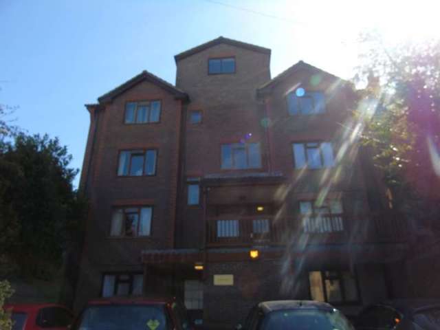  Image of 2 bedroom Flat to rent in Croydon Road Caterham CR3 at Caterham High Street  Caterham, CR3 6QD