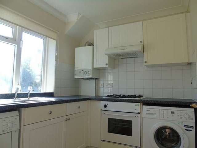  Image of 2 bedroom Flat to rent in Croydon Road Caterham CR3 at Caterham High Street  Caterham, CR3 6QD