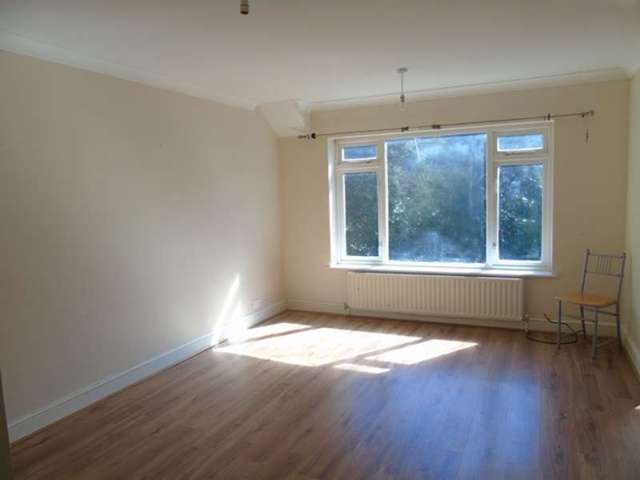  Image of 2 bedroom Flat to rent in Croydon Road Caterham CR3 at Caterham High Street  Caterham, CR3 6QD