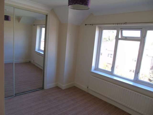  Image of 2 bedroom Flat to rent in Croydon Road Caterham CR3 at Caterham High Street  Caterham, CR3 6QD