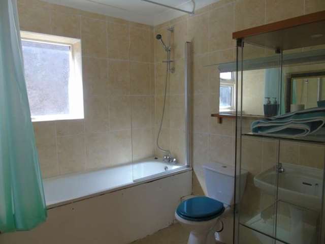  Image of 2 bedroom Flat to rent in Croydon Road Caterham CR3 at Caterham High Street  Caterham, CR3 6QD