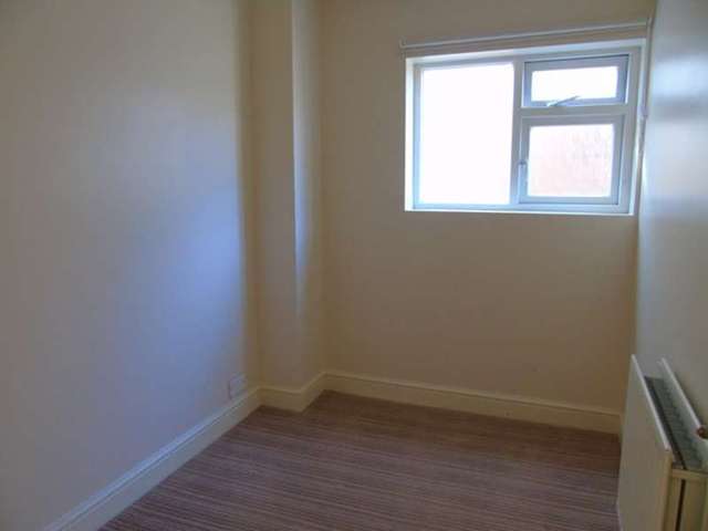  Image of 2 bedroom Flat to rent in Croydon Road Caterham CR3 at Caterham High Street  Caterham, CR3 6QD