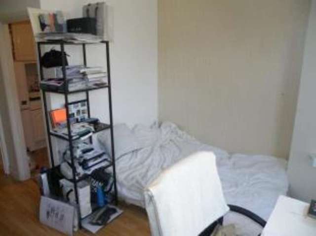  Image of Flat for sale in Surbiton Hill Park Surbiton KT5 at 5 Surbiton Hill Park Surbiton Norbiton, KT5 8EF