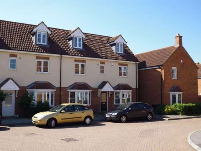  Image of 4 bedroom Semi-Detached house to rent in Foxholes Close Deanshanger Milton Keynes MK19 at Deanshanger  Milton Keynes, MK19 6HA