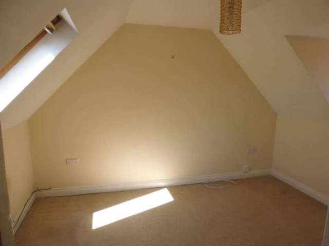  Image of 4 bedroom Semi-Detached house to rent in Foxholes Close Deanshanger Milton Keynes MK19 at Deanshanger  Milton Keynes, MK19 6HA