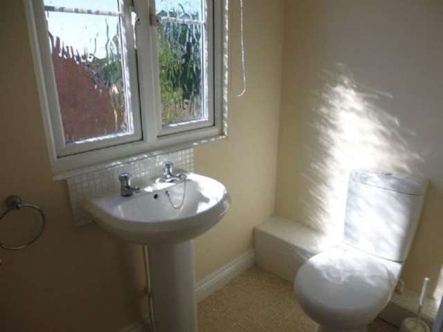  Image of 4 bedroom Semi-Detached house to rent in Foxholes Close Deanshanger Milton Keynes MK19 at Deanshanger  Milton Keynes, MK19 6HA