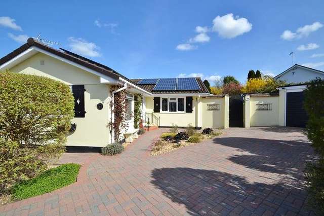  Image of 3 bedroom Detached house for sale in Broomfield Drive Alderholt Fordingbridge SP6 at Alderholt, SP6 3HY