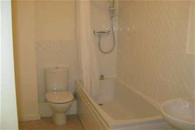  Image of 2 bedroom Flat to rent in Alicia Close Swindon SN25 at Swindon, SN25 1XE