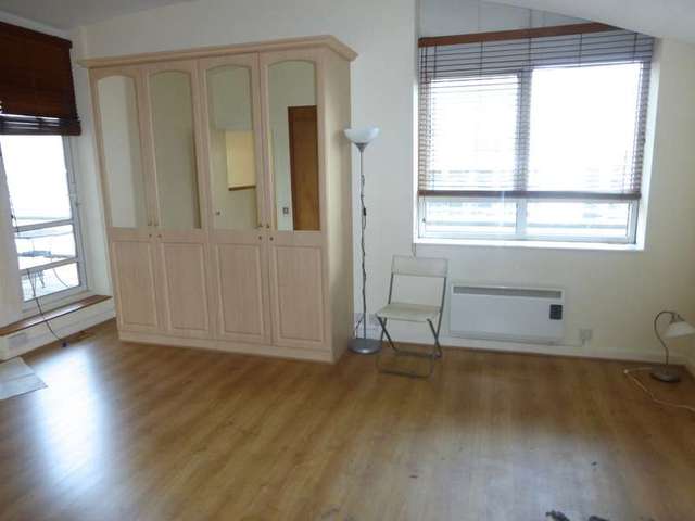  Image of 3 bedroom Flat to rent in Cuba Street London E14 at 42 Cuba Street  Canary Wharf, E14 8NF