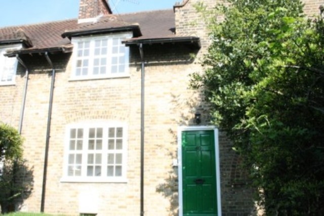  Image of 2 bedroom Cottage to rent in Asmuns Place London NW11 at Asmuns Place  London, NW11 7XG
