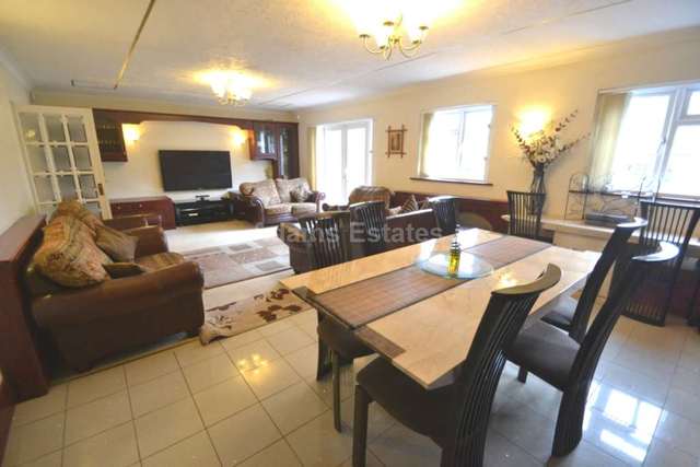  Image of 5 bedroom Semi-Detached house to rent in Avebury Square Reading RG1 at Avebury Square  Reading, RG1 5JH