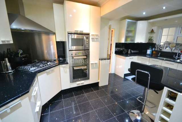  Image of 5 bedroom Semi-Detached house to rent in Avebury Square Reading RG1 at Avebury Square  Reading, RG1 5JH