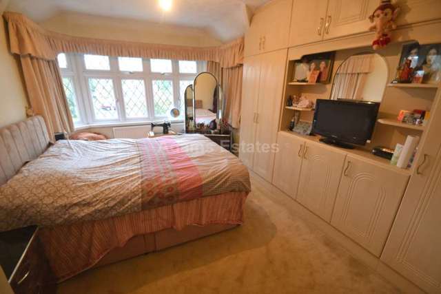  Image of 5 bedroom Semi-Detached house to rent in Avebury Square Reading RG1 at Avebury Square  Reading, RG1 5JH