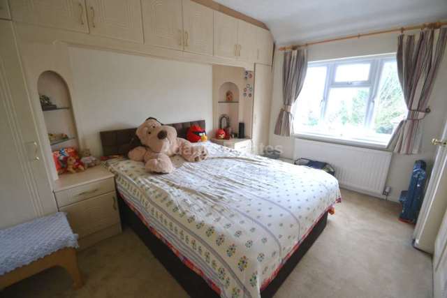  Image of 5 bedroom Semi-Detached house to rent in Avebury Square Reading RG1 at Avebury Square  Reading, RG1 5JH
