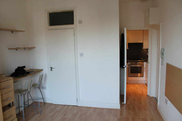  Image of Studio flat to rent in Ballards Lane London N3 at Ballards Lane Finchley London, N3 2DN