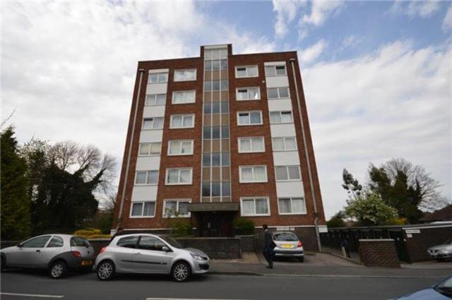  Image of 2 bedroom Flat to rent in Clarendon Road Wallington SM6 at Surrey, SM6 8QU