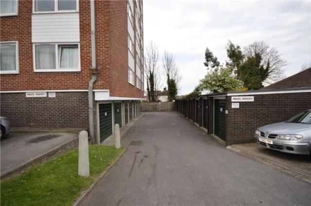  Image of 2 bedroom Flat to rent in Clarendon Road Wallington SM6 at Surrey, SM6 8QU