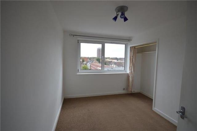  Image of 2 bedroom Flat to rent in Clarendon Road Wallington SM6 at Surrey, SM6 8QU