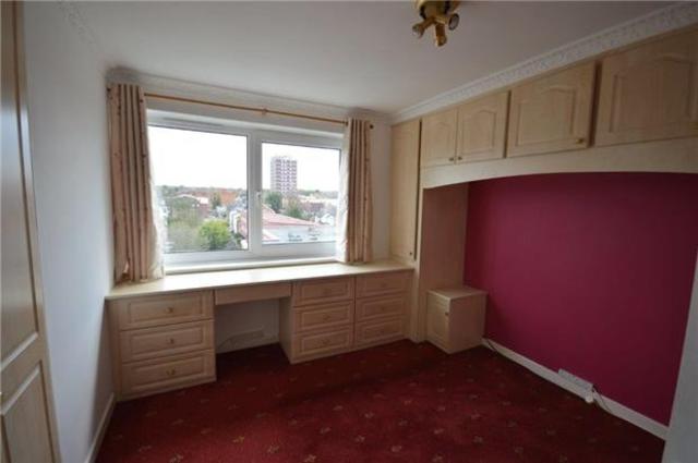  Image of 2 bedroom Flat to rent in Clarendon Road Wallington SM6 at Surrey, SM6 8QU