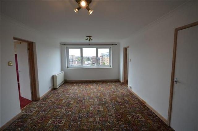  Image of 2 bedroom Flat to rent in Clarendon Road Wallington SM6 at Surrey, SM6 8QU