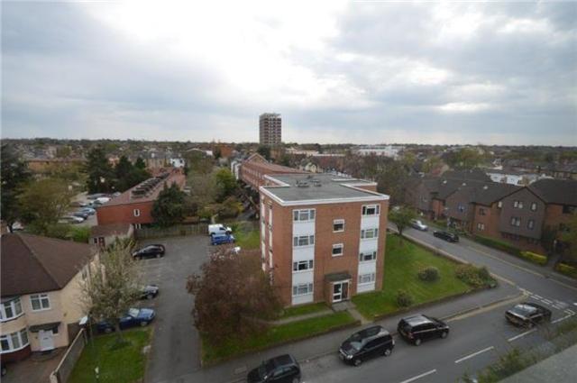  Image of 2 bedroom Flat to rent in Clarendon Road Wallington SM6 at Surrey, SM6 8QU