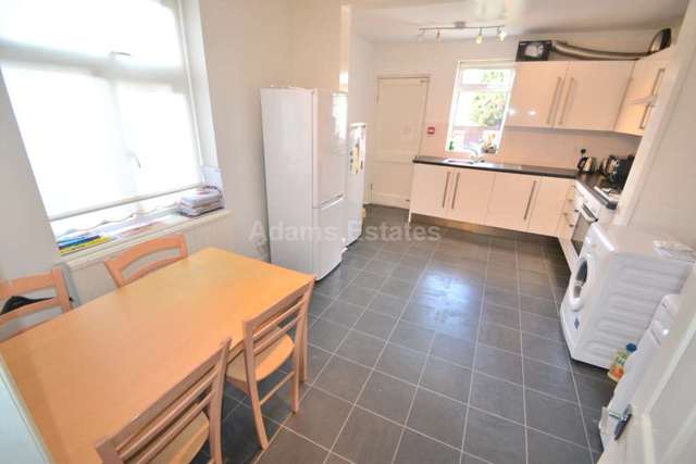  Image of 1 bedroom House Share to rent in Basingstoke Road Reading RG2 at Basingstoke Road  Reading, RG2 0EL
