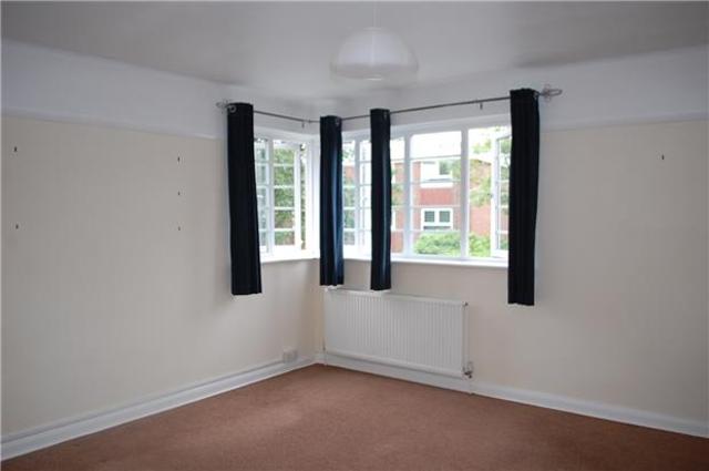  Image of 2 bedroom Flat to rent in Benhill Wood Road Sutton SM1 at Surrey, SM1 3SS