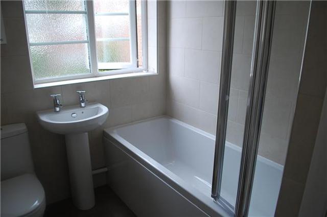  Image of 2 bedroom Flat to rent in Benhill Wood Road Sutton SM1 at Surrey, SM1 3SS
