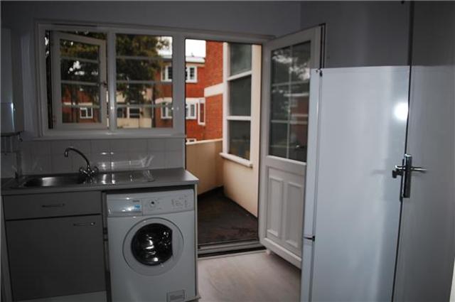  Image of 2 bedroom Flat to rent in Benhill Wood Road Sutton SM1 at Surrey, SM1 3SS
