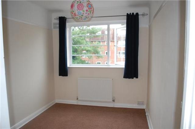  Image of 2 bedroom Flat to rent in Benhill Wood Road Sutton SM1 at Surrey, SM1 3SS