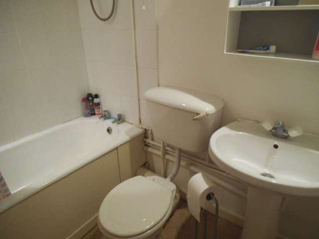  Image of 1 bedroom Flat to rent in Blythswood Drive Paisley PA3 at Blythswood Drive (  Paisley, PA3 2ES