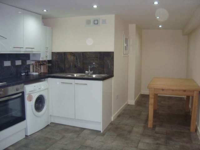  Image of 1 bedroom House Share to rent in Broadfield Road Manchester M14 at Broadfield Road Rusholme Manchester, M14 4WF