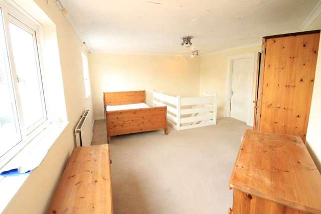  Image of 1 bedroom Flat to rent in Brookfield Avenue Sutton SM1 at Sutton, SM1 3QL