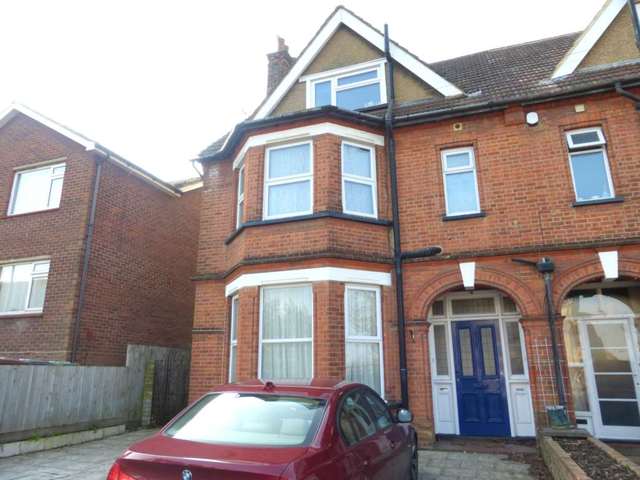  Image of 2 bedroom Flat to rent in Bushey Hall Road Bushey WD23 at Bushey Hall Road  Bushey, WD23 2EE
