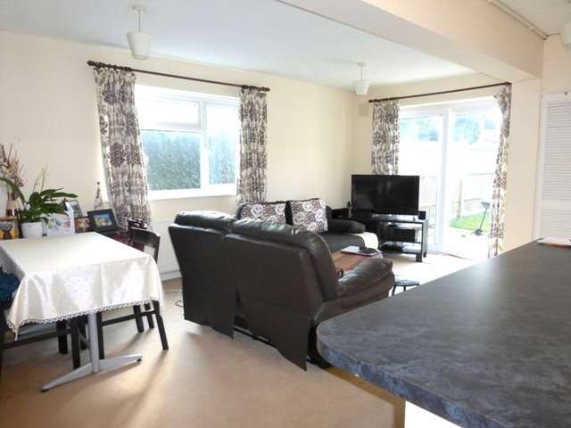  Image of 2 bedroom Flat to rent in Bushey Hall Road Bushey WD23 at Bushey Hall Road  Bushey, WD23 2EE