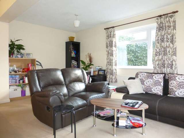  Image of 2 bedroom Flat to rent in Bushey Hall Road Bushey WD23 at Bushey Hall Road  Bushey, WD23 2EE