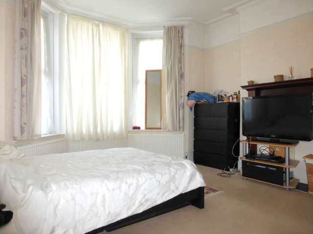  Image of 2 bedroom Flat to rent in Bushey Hall Road Bushey WD23 at Bushey Hall Road  Bushey, WD23 2EE