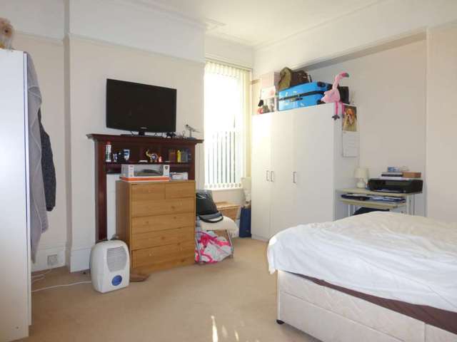  Image of 2 bedroom Flat to rent in Bushey Hall Road Bushey WD23 at Bushey Hall Road  Bushey, WD23 2EE
